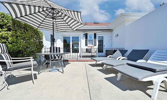 A-Zone Cottage | Updated A-Zone Beach Block+, 2 Bedroom, 2 Bath, Sleeping 6,