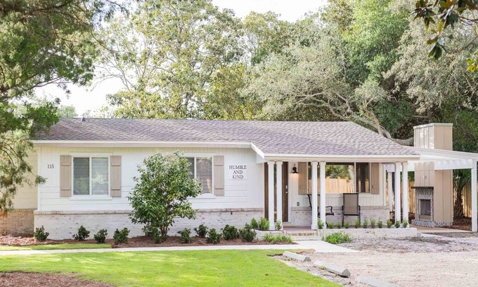 Destin House | Updated Beach Cottage. Easy Drive to the Beach! Close to Dining!