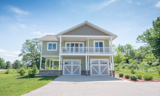 Bear Lake House | Updated Bear Lake Home Across from Lake