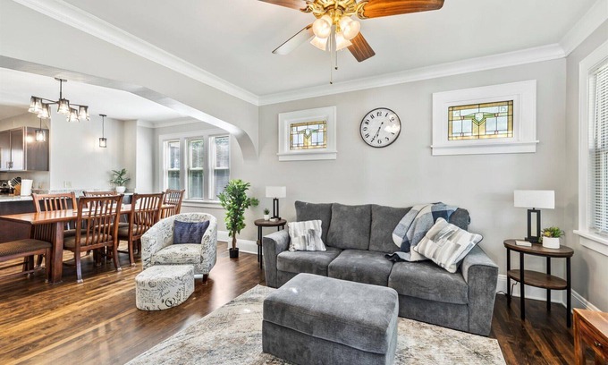 Milwaukee House | Updated Clean 2 BDRM Lower Apartment