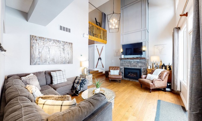 The Blue Mountains Condo | Updated condo with gas fireplace, private sauna, WiFi, central A/C, & W/D
