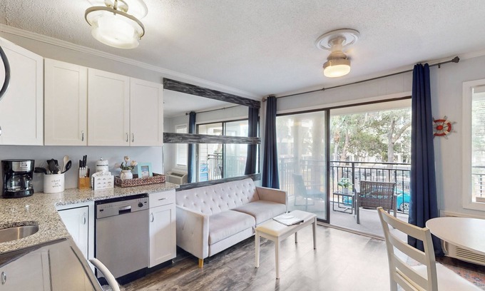 Hilton Head Island Condo | Updated Condo W/Fast WiFi, Shared Pool, Balcony & Central AC - Walk to Beach