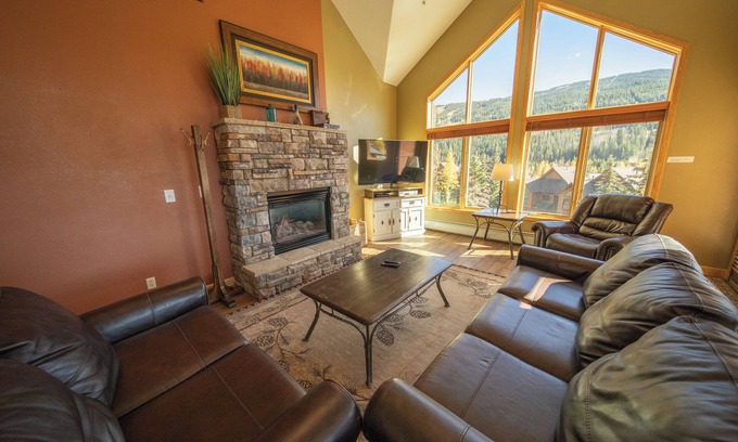 Mountain House Condo | Updated condo with amazing views and hot tub/pool