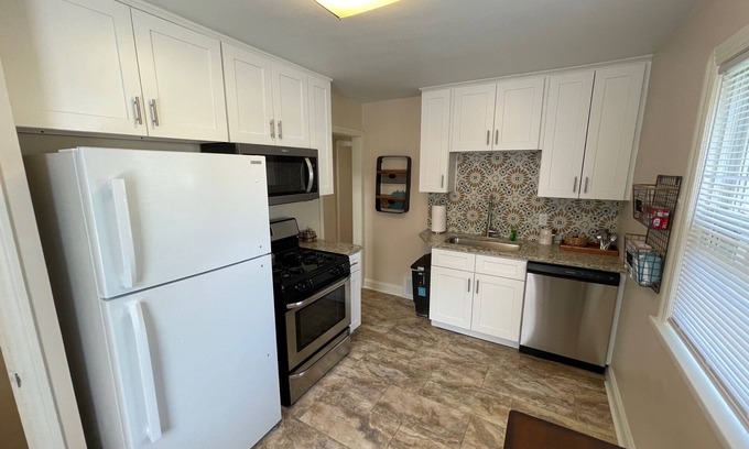 Lyndhurst House | Updated Entire Lyndhurst Home-Close to Hospitals, Universities, incl everything!