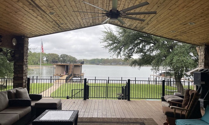 Cedar Creek Reservoir House | Updated Lakehouse on Cedar Creek Lake/Fenced in backyard/Great Neighborhood