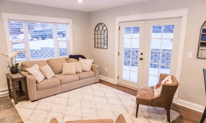 Helena House | Updated single level townhouse
