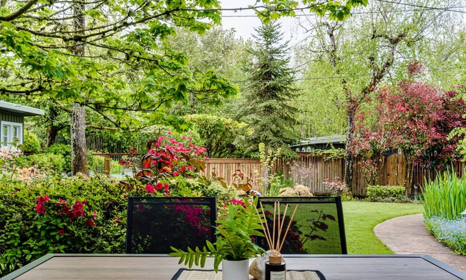 Amazon House | Updated South University-4 blocks to UO. Luxe + Comfort w/ 2 Suites!