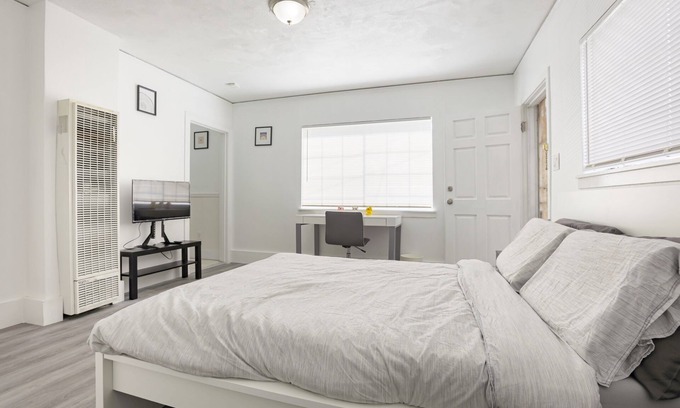 Emeryville Apartment | Updated Sunny Private Studio