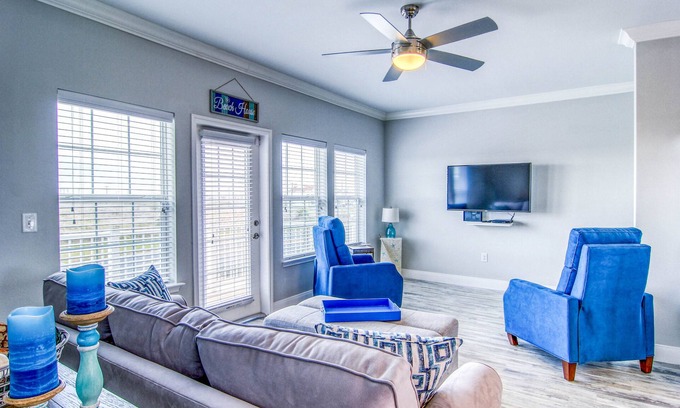 Corpus Christi House | Updated townhome with Gulf views, WiFi, washer/dryer, & pool