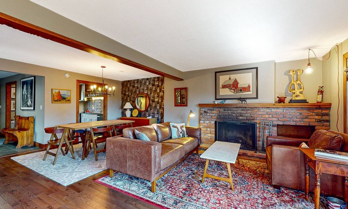 Quechee House | Updated townhome with excellent Green Mountains views - AC, office
