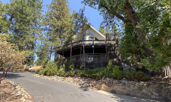 Groveland House | Updated Yosemite X- Large Lake Resort w/Mountain Views 2 decks & aut generator