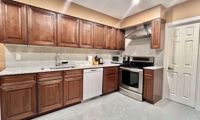 Aurora House | Upgraded Rooms with Bath 7-min to Subway Near Downsview Rogers Stadium
