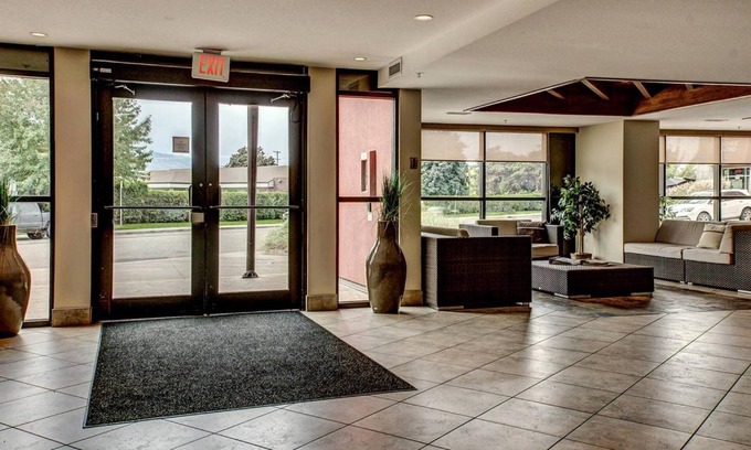 South Pandosy Hotel | Upper Floor w/Courtyard View #550