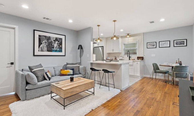 North Loop House | Upscale 1948 Vintage North Loop Bungalow