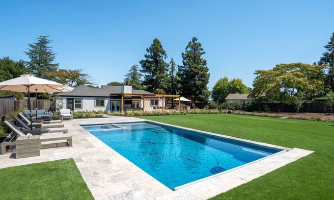 Sonoma House | Upscale 3 BD + Bonus, Pool, Spa, Minutes to Plaza