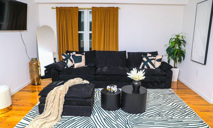 Newark House | Upscale 3-bedroom/2.5-bath unit near EWR, NYC, MetLife, Prudential, and more.