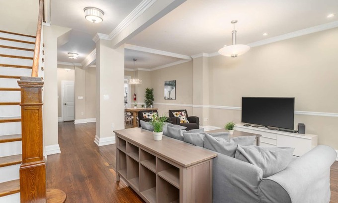 Woodley Park House | Upscale and Classy Woodley Park 3 Floor Home