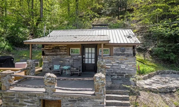 Bryson City Cabin | Upscale Cozy Cabin w/WiFi Scenic Views of Bryson City Walk to Downtown A/C