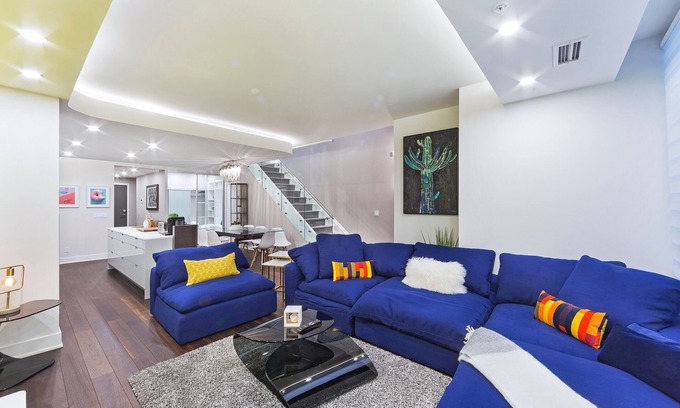 Downtown Toronto House | Upscale & Curated | 4BR, 3BATH Townhouse Queen West Financial/Entertainment Dist