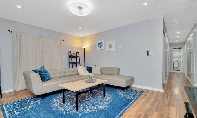 Seffner Community Alliance House | Upscale Family Oasis: Serene Location ~ Pool ~ Parking n