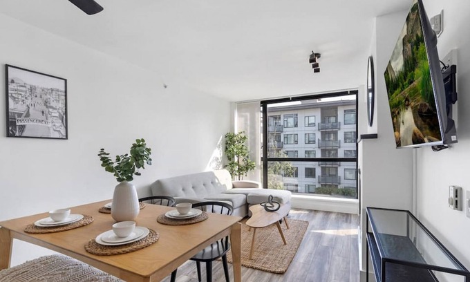 Lower Lonsdale Apartment | Upscale Flat in Lonsdale