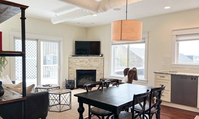 Harbor Springs Condo | Upscale Flat w/Private Ent on Main St. 2BD/1BA + AC, Wifi, Rooftop Deck