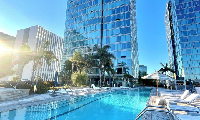 Wilshire Center Apartment | Upscale highrise apartment with city view in Ktown DTLA
