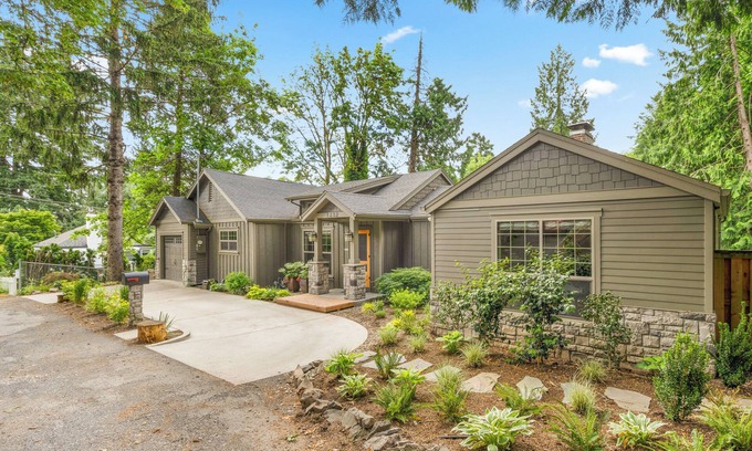 Homestead House | Upscale home in the trees on a hill, yet very close to downtown