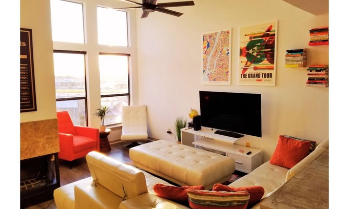 Irving Condo | Upscale luxury 2 bd 1 bth loft condo - 10 mins to Airport!