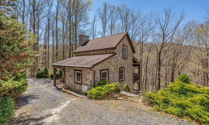 Elk Park Cabin | Upscale mountain log cabin with decks, fireplaces, & two primary bedrooms