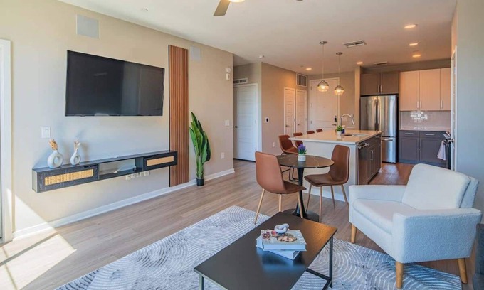 Orange Heights Apartment | Upscale near DT Stay | Pool, Gym, W/D & Parking