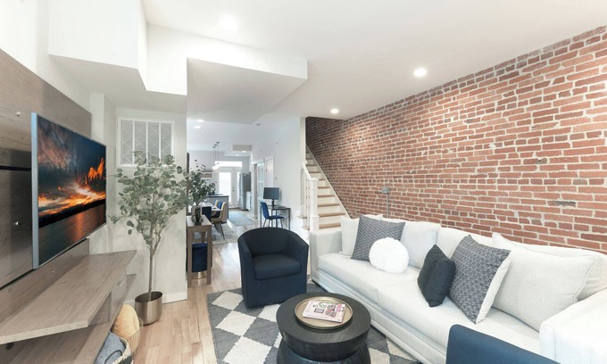 Old Town Alexandria House | Upscale Old Town Alexandria Retreat - Walk to King St Metro