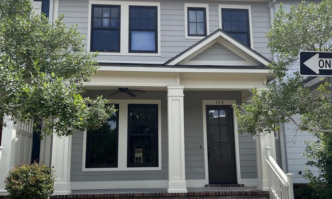 Milton House | Upscale Townhouse in Quaint and Quiet Olde Towne
