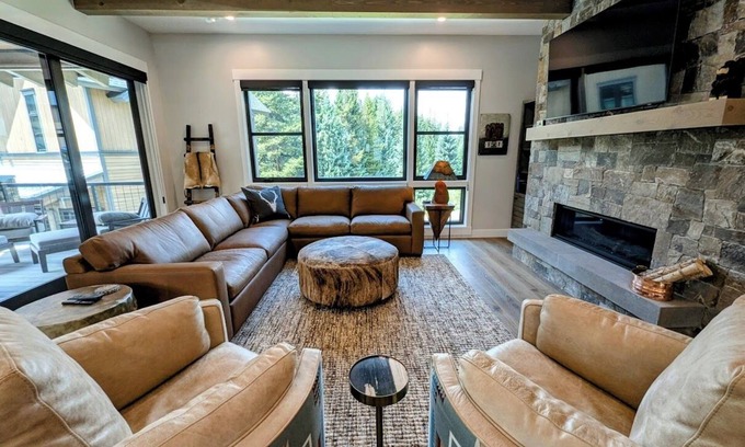 River Run House | Upscale w/O₂ System, Hot Tub, Walk to Village