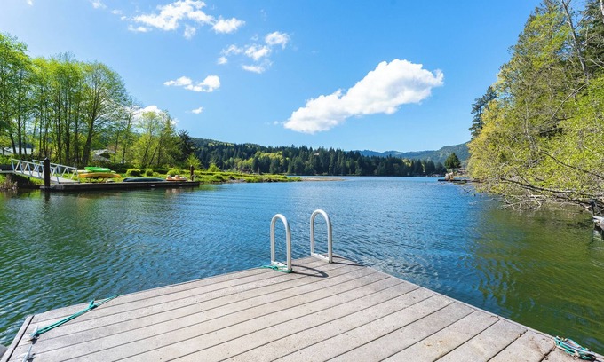 Bellingham Villa | Upscale Waterfront Home on Lake Samish with Hot Tub and Dock