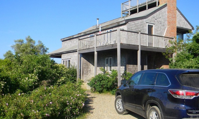 Nantucket House | Upside down house near beach with stunning view over the moor to the ocean
