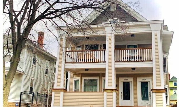 East Isles Apartment | Uptown Bachelor 2nn