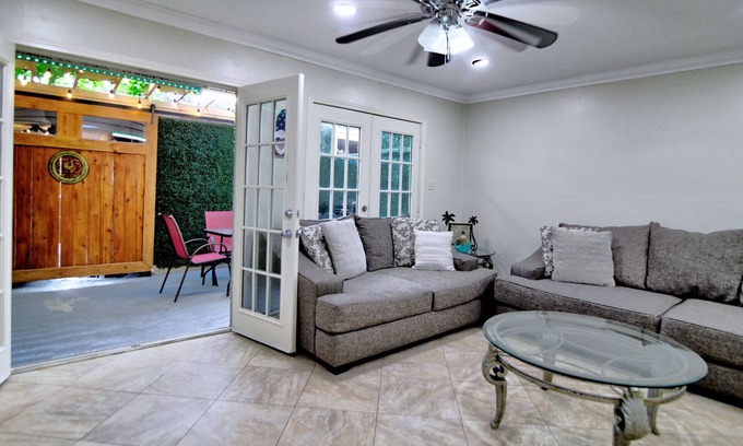 Houston House | Uptown Comfort townhome w/patio and POOL access (Galleria)!