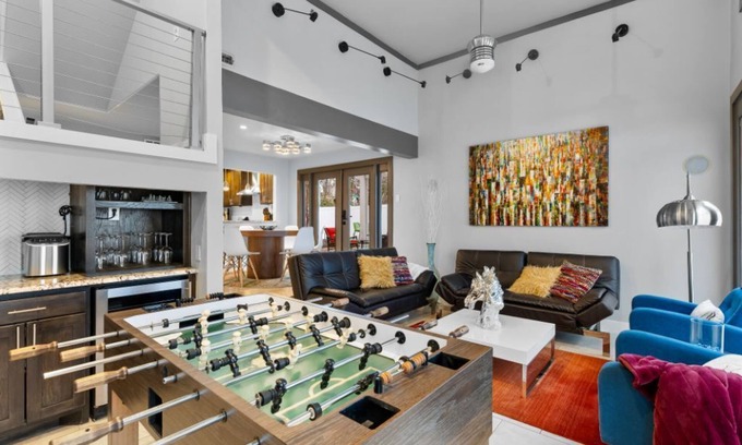 Oak Lawn House | Uptown Dallas Luxury Oasis with Cool Refreshing Spa