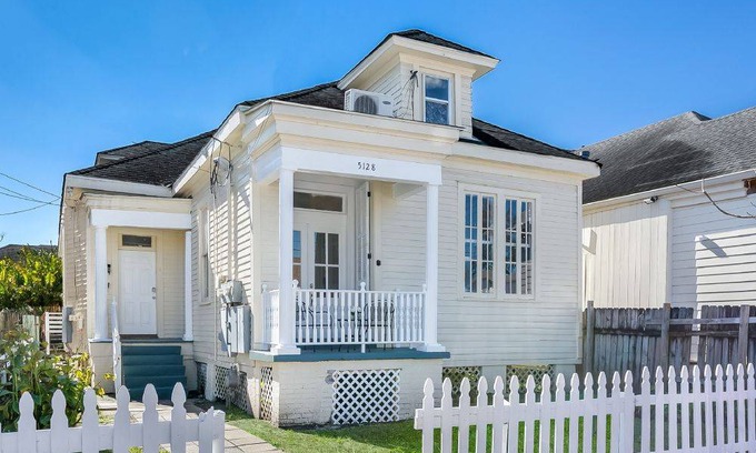 Freret House | Uptown Spacious 4BD/3BA with Historic Charm