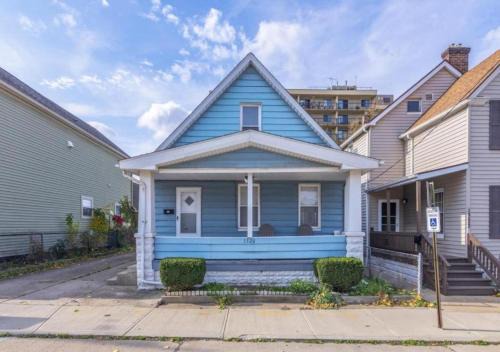 Detroit - Shoreway House | Urban Art Escape in Gordon Sq With King Size Bed