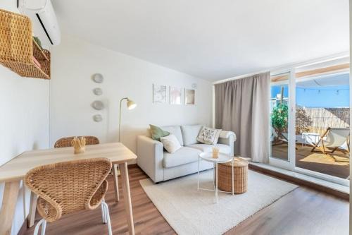 Capuchinos Apartment | Urban Charm Rooftop Apartment with Vista