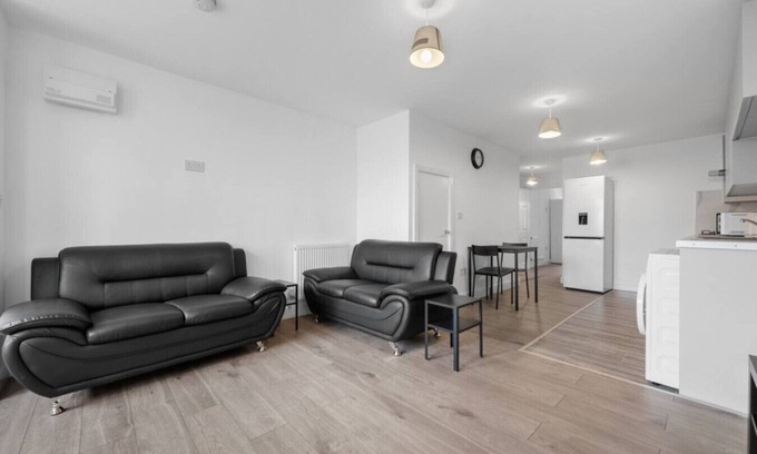 Leicester House | Urban Comfort: Stylish 3BR 2BATH with FREE Parking