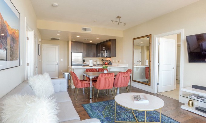 Pilgrim - Triton Apartment | Urban Flat| Foster City Suite| Neat & Clean