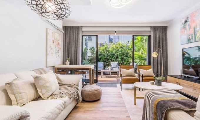 Glen Iris Apartment | Urban Green Stylish Courtyard Haven off Malvern Rd