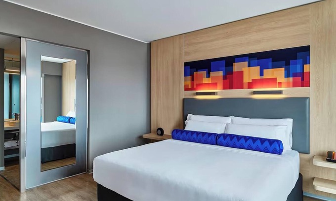 Leuro Hotel | Urban King | Aloft Lima Miraflores | Minutes to Las Sombrillas Beach