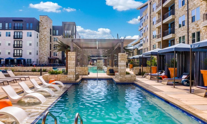 Addison Apartment | Urban Oasis: Comfort and Peace With GYM/Pool and free parking