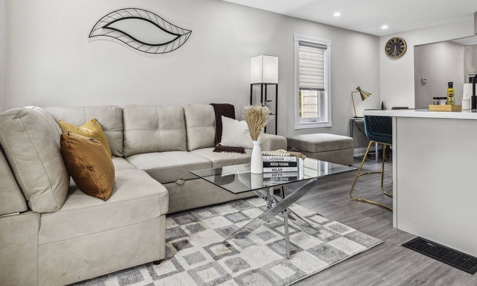 Lakeview House | Urban Oasis: Cozy 3B/1B + Office, 5G, Kitchen, Parking with modern furnishings