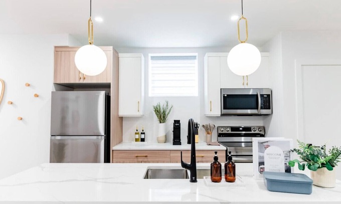 Winnipeg Apartment | *Urban Oasis | Cozy & Central | 5 min to Downtown*