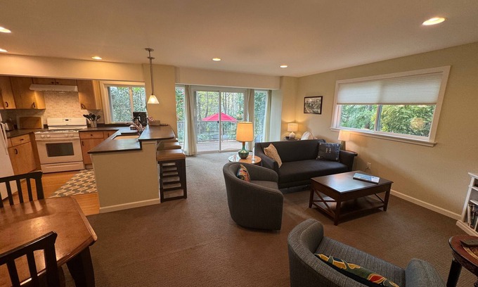 Hawthorne Hills Apartment | Urban Woodland Retreat, Near the ~UW~, Convenient to Everything
